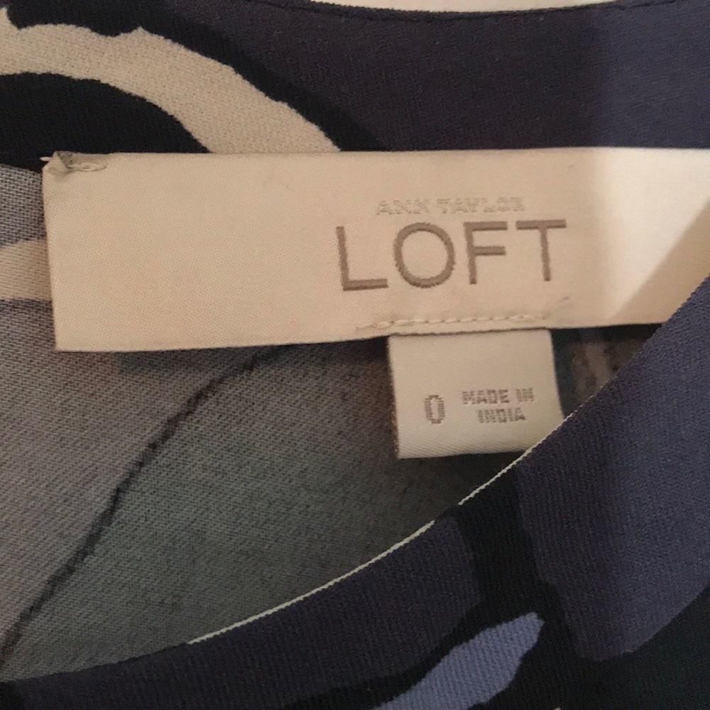 LOFT Paint Floral Flare Dress, size 0,
Poly/spandex, on-seam pockets - Picture 7 of 9